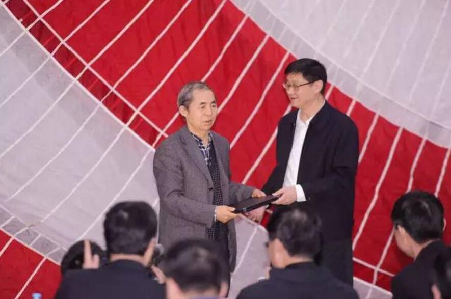 聯想集團首席科學家祝明發教授代表聯想接收P系列移動工作站