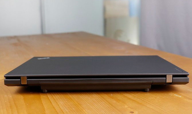 ThinkPad L470的音箱，位于底部兩側細長的開口里