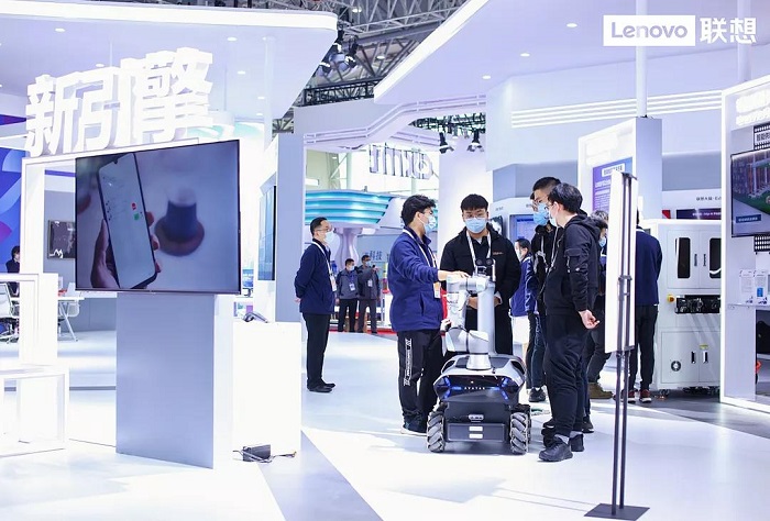 圖為在聯想展臺的晨星機器人前工作人員向觀眾介紹和展示相關情況