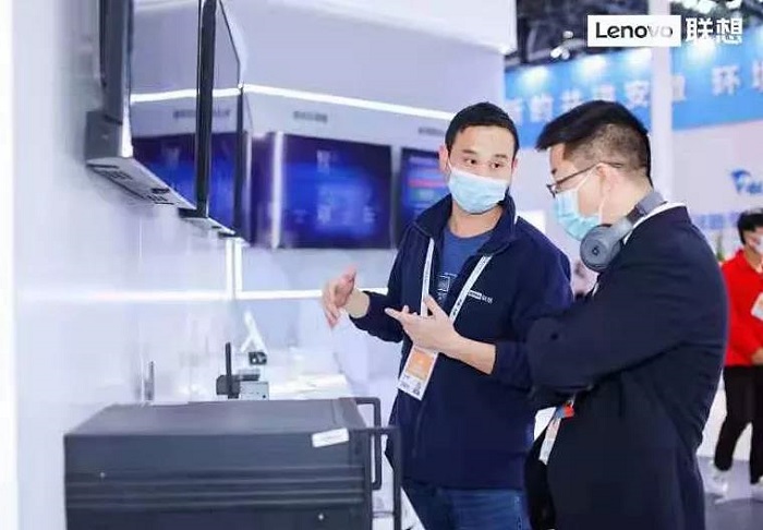 工作人員在向觀眾介紹聯想智能產品